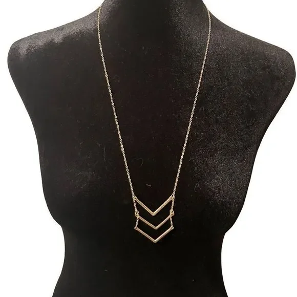 Delicate gold plated chevron necklace - excellent condition! - Picture 2 of 2